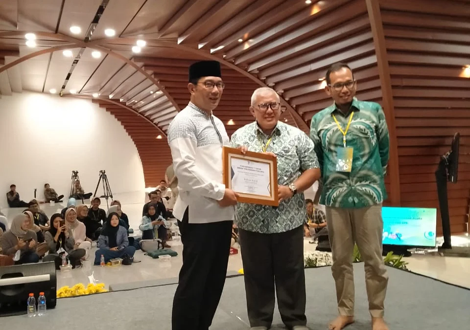 Gubernur Jabar Ridwan Kamil (kiri) bersama Ketua Umum SPS (tengah) dan Ketua SPS Jabar (kanan) di aula masjid Rayya Al Jabbar, Sabtu 19 Agustus 2023.