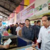 Presiden Jokowi Berikan BLT dan Cek Harga Pangan di Pasar Cihapit