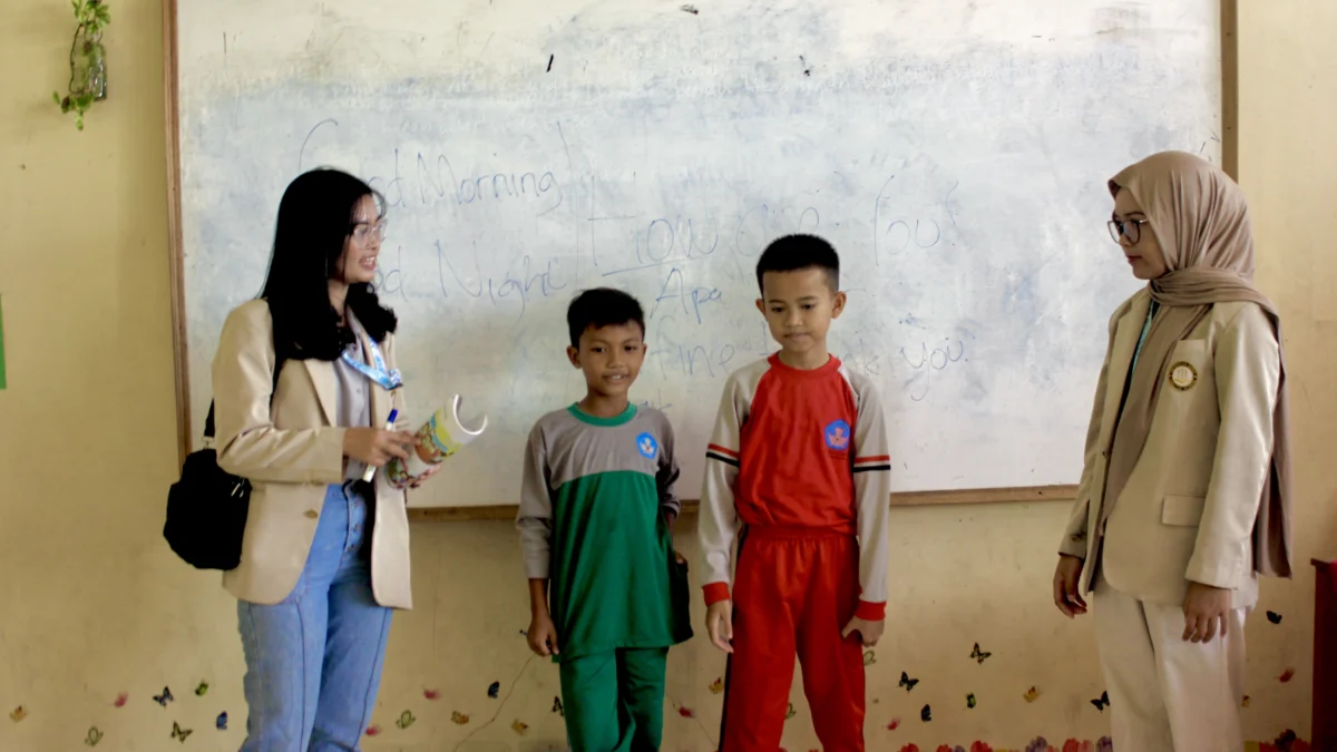 Mahasiswa Uniga Mengajarkan Calistung dengan Gembira di Garut Selatan