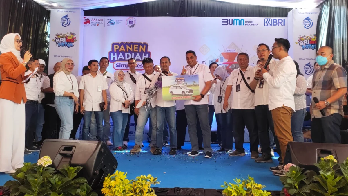 SIMBOLIS. Penyerahan kunci Mobil sebagai Grand Prize Undian Panen Hadiah Simpedes yang digelar BRI Cabang Garut, Jumat (11/8/2023)