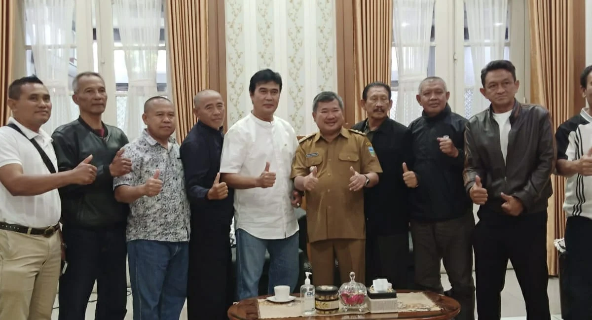 Mantan Pemain Persib Datangi Bupati Garut