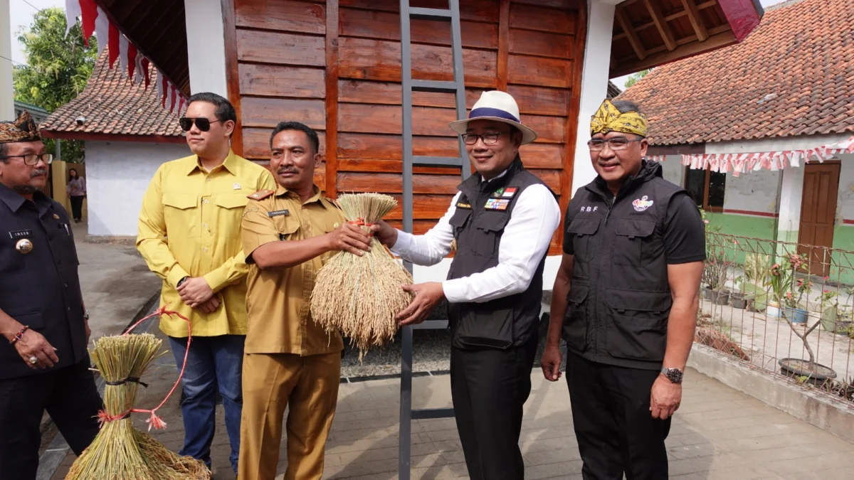 Ridwan Kamil meresmikan Leuit Juara di Kabupaten Cirebon