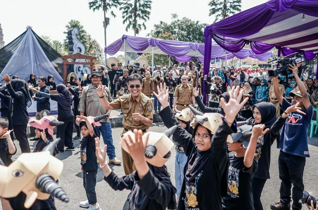 Resmikan Kantor Desa Kawali, Bupati Ciamis Minta Layani Masyarakat dengan Ramah Tamah