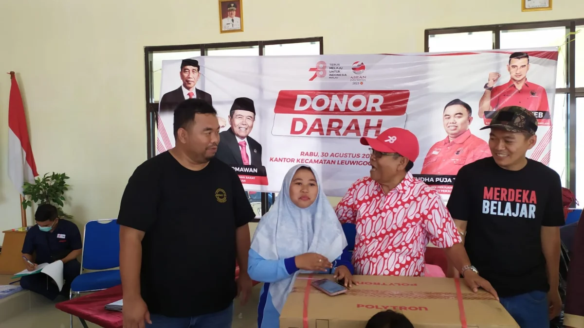 Memo Hermawan hadir memberikan doorprize bagi peserta donor darah di Kecamatan Leuwigoong