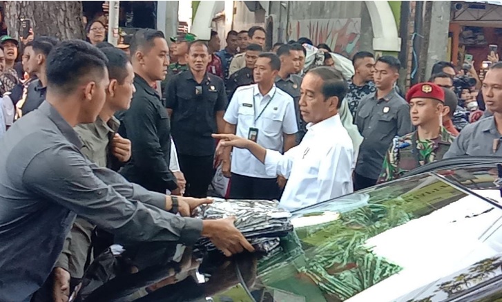 Keliling Pasar Cihapit! Presiden Jokowi Mampir ke Warung Nasi Bu Eha