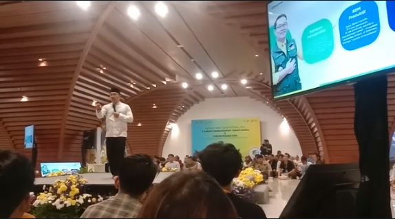 Gubernur Jabar Ridwan Kamil ketika menghadiri acara silaturahmi dengan Pimpinan Media yang tergabung dalam SPS Jawa Barat di aula Masjid Rayya Al Jabbar di Kota Bandung, Sabtu 19 Agustus 2023.