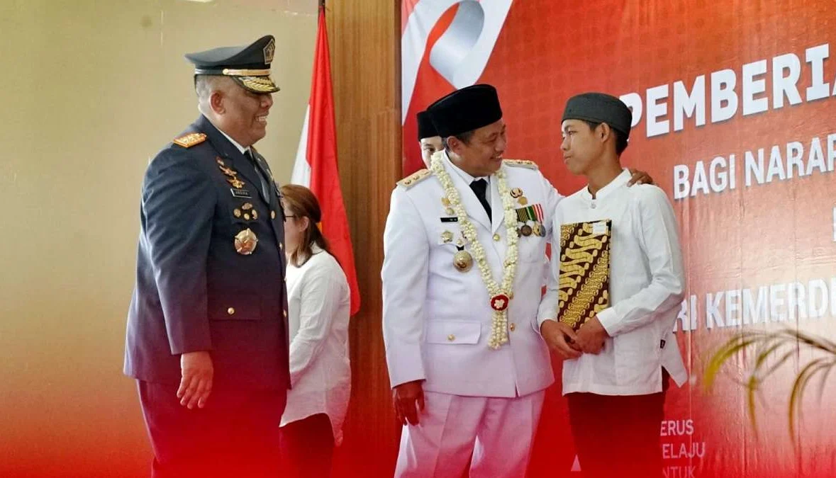 Wakil Gubernur Jabar Uu Ruzhanul Serahkan Surat Keputusan Remisi kepada 17.016 Binaan Lapas di Jabar