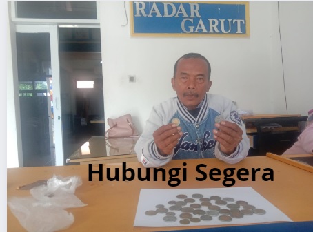 Santoso mengunjungi kantor Redaksi Radar Garut untuk mempromosikan koin kuno miliknya