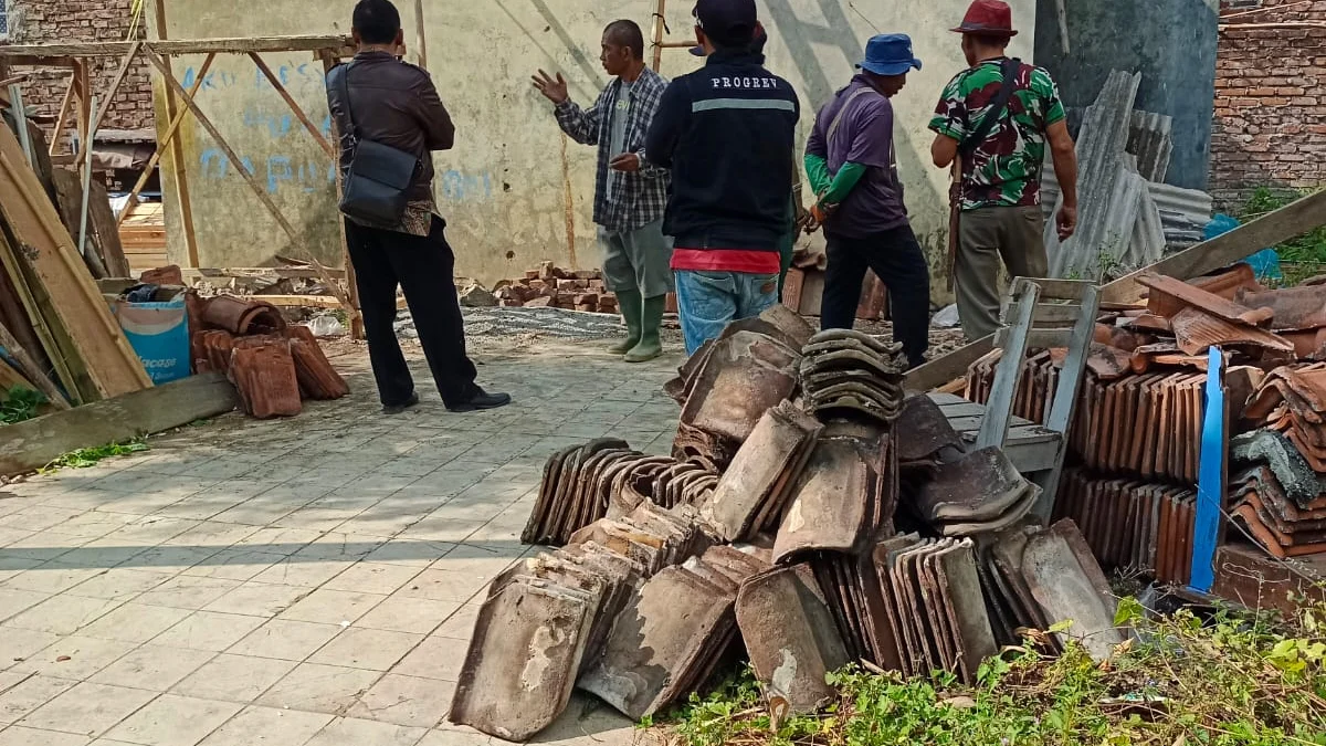 Rumah Janda Tua di Garut Terancam Ambruk, Dibongkar untuk Dibangun Lagi