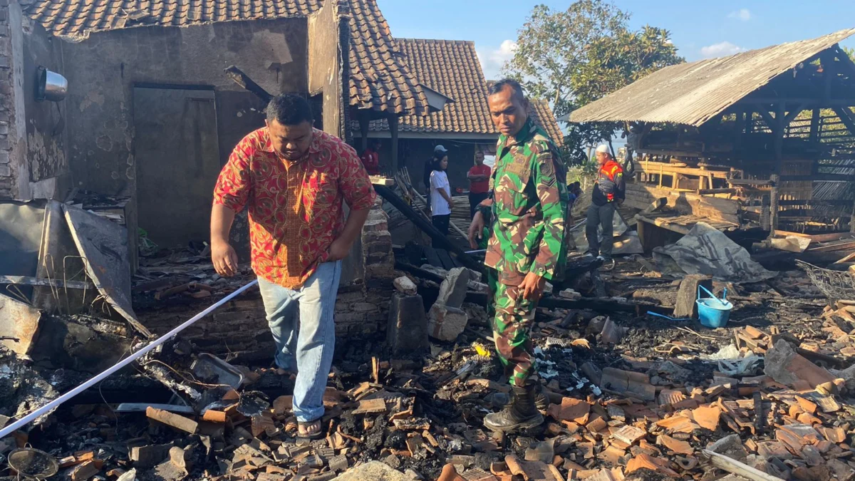 Yudha melihat reruntuhan rumah Asep yang ludes terbakar