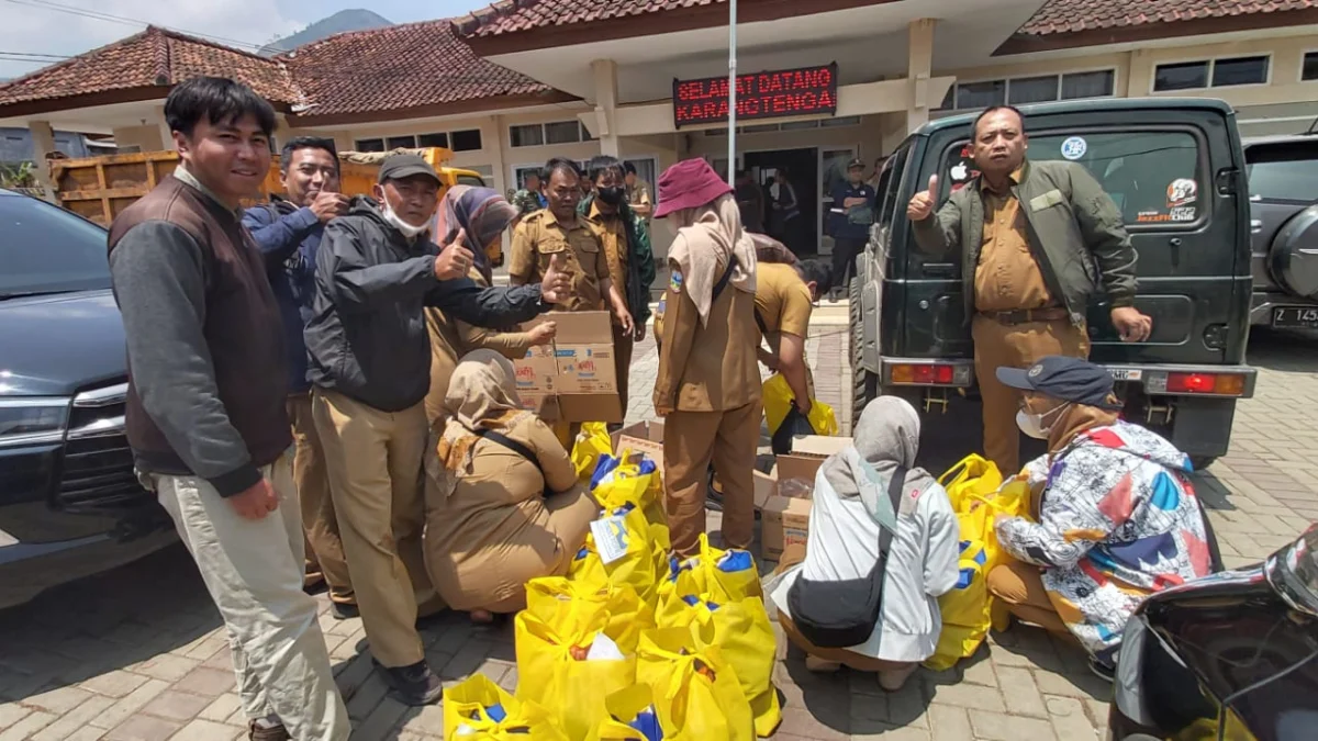 Puluhan Pegawai Dinas PUPR Garut Bagikan Ratusan Paket Beras di Karangtengah, ada Minyak dan Abon juga Hasil Urunan ASN