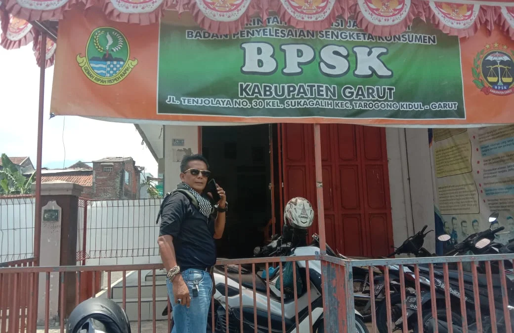 H Ujang Selamet, kuasa bicara dari Annisa tengah berada di kantor BPSK Garut