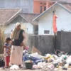 seorang ibu dan anaknya yang terdampak penumpukan sampah plastik