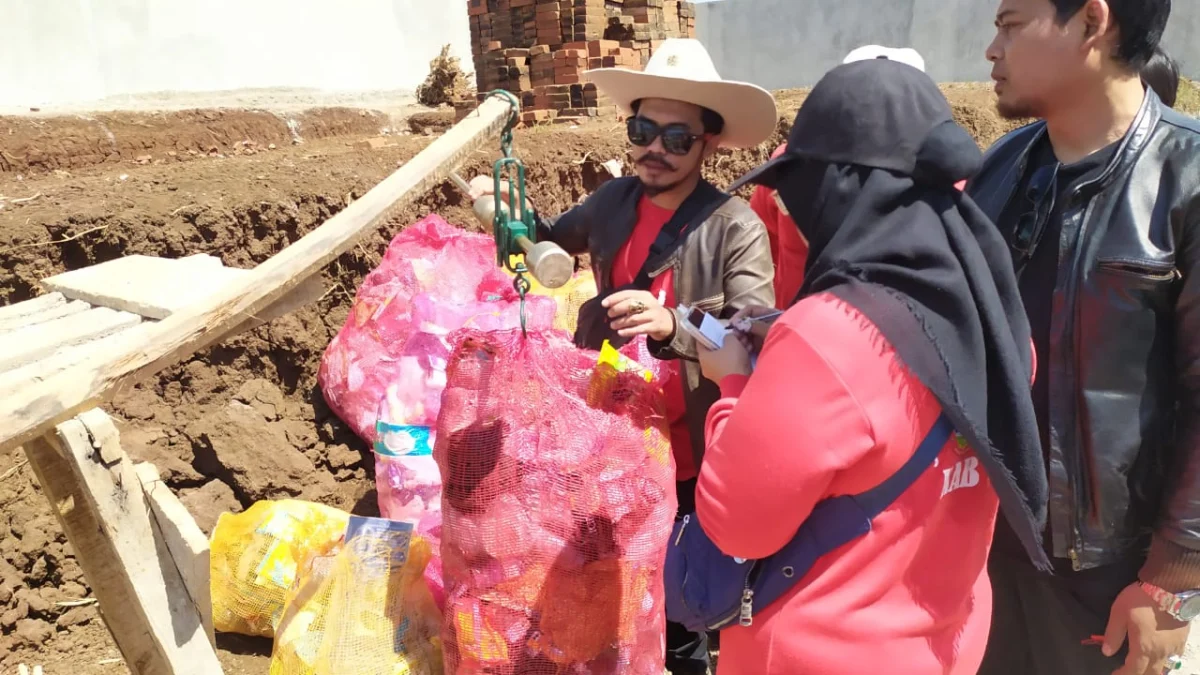 Sampah ditimbang untuk mencari pemenang dalam lomba memungut sampah