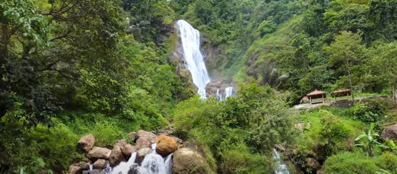 Sunguh Menakjubkan, Inilah Curug Cibadak Garut Wisata Favorit Anak Muda