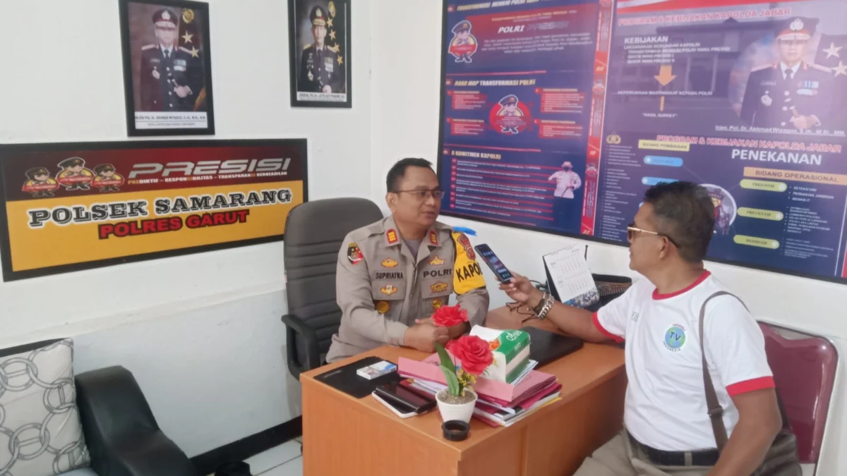 Kapolsek Samarang saat diwawancara oleh wartawan di kantornya