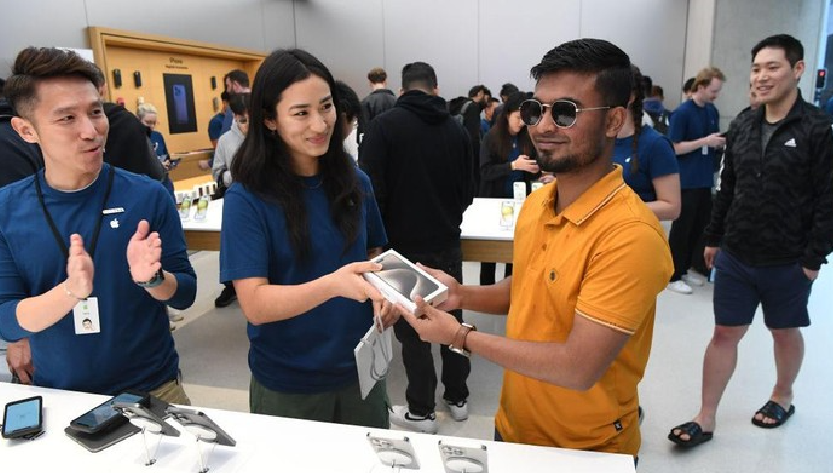 Cerita Seorang Laki-laki Yang Rela Menginap dan Mengantri Untuk Membeli iPhone 15