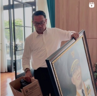 Ridwan Kamil saat beres-beres usai mengakhiri jabatannya (foto instagram)