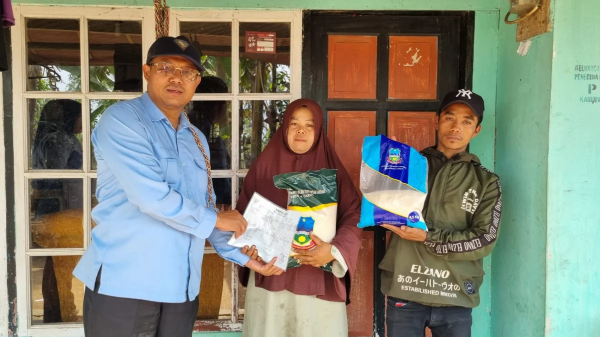Dirut Perumda Air Minum Tirta Intan Garut Salurkan Bantuan Beras pada Warga Miskin di Kecamatan Cigedug Dirut Perumda Air Minum Tirta Intan Garut Salurkan Bantuan Beras pada Warga Miskin di Kecamatan Cigedug