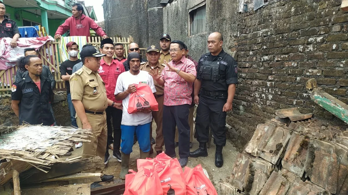 Mantan Wabup Garut Memo Hermawan, Santuni 2 Keluarga Korban Kebakaran di Cikajang