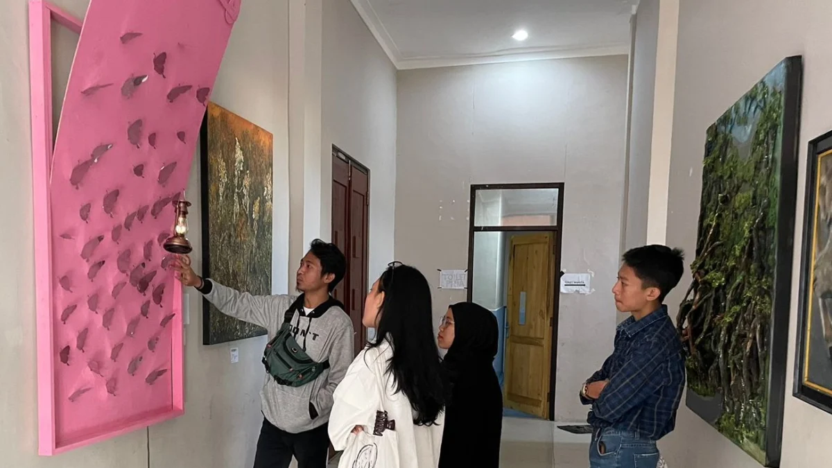 Pegawai Desa di Garut Pamerkan Karya Instalasi "Metamor-Pose" di Gedung Art Center