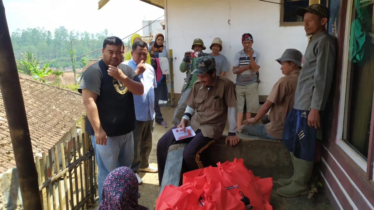 Yudha Legislator Garut Tengok Emak Pipin di Situsari, Rumahnya Roboh Karena Gempa