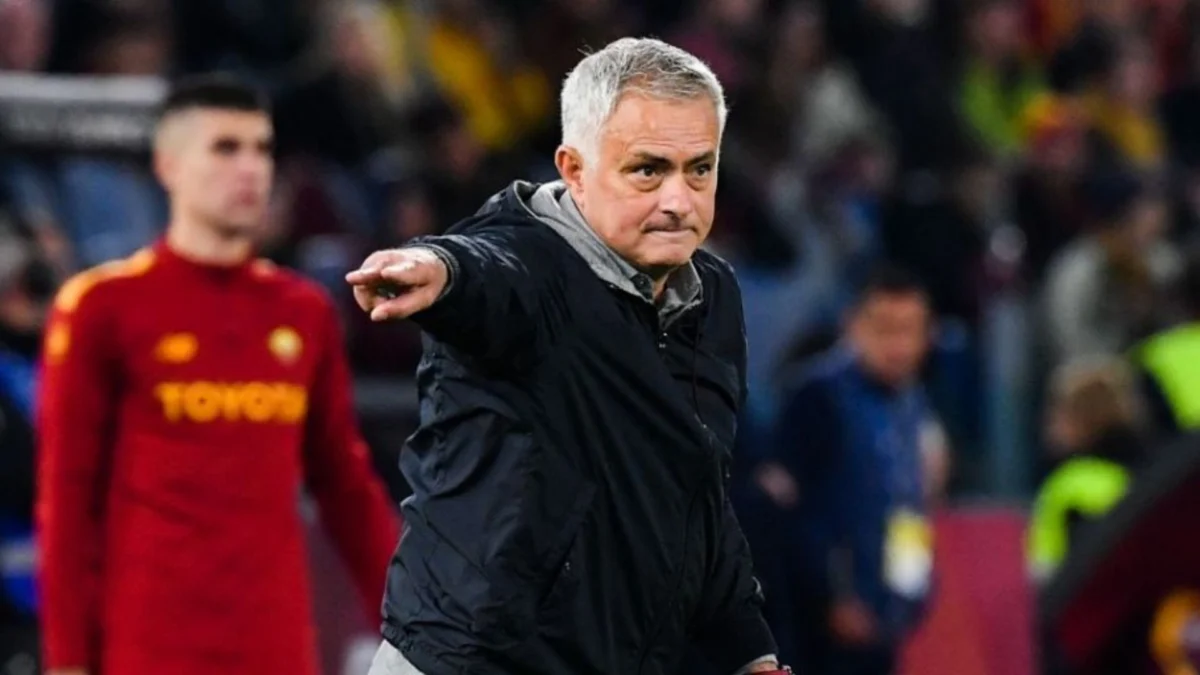 Jose Mourinho Mendapat Kartu Merah, Disebabkan Mengejek Lawan