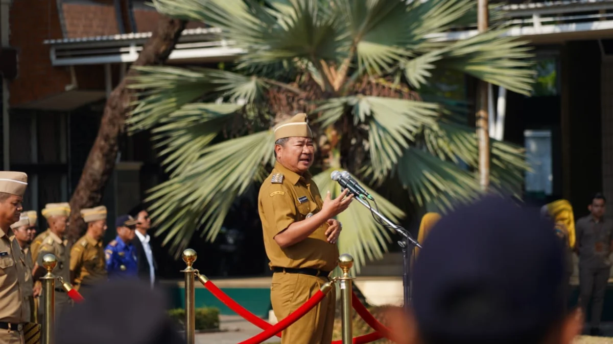 Rudy Gunawan Saat Pimpin Apel Gabungan di Lapang Setda Pemkab Garut, Jalan Pembangunan Kabupaten Garut, Senin 23 Oktober 2023. (Dok. Diskominfo).