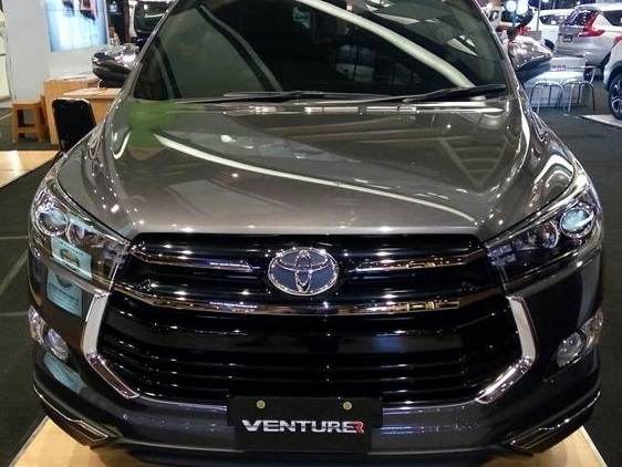 Varian Terbaru Mobil Toyota Innova Zenix yang Elegan