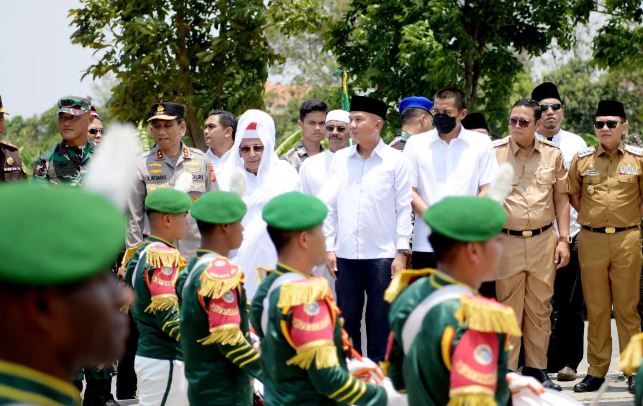 Penjabat Gubernur Jabar - Habib Luthfi Kawal Kirab Merah Putih di GBLA Penjabat Gubernur Jabar - Habib Luthfi Kawal Kirab Merah Putih di GBLA