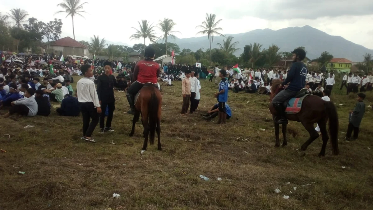 Ribuan warga Cibiuk tumplek di Lapang Bunisari hadiri aksi dan doa bersama untuk rakyat Palestina, Jumat (24/11).( pepen apendi)