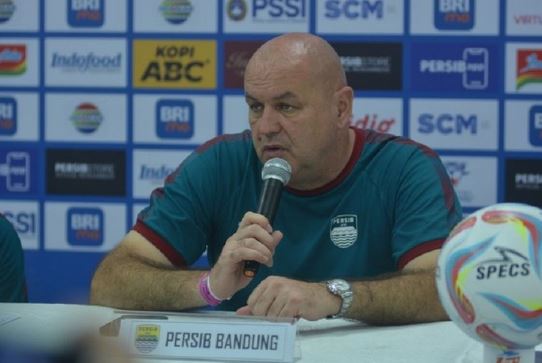 Bojan Hodak Angkat Bicara Soal Rumor Persib Bandung Sedang Incar Kapten Timnas Indonesia