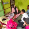 H. Memo Hermawan, Anggota DPRD Provinsi Jabar Fraksi PDI Perjuangan bersama Yudha Puja Turnawan, Anggota DPRD Garut Fraksi PDI Perjuangan dan juga kader DPC PDI Perjuangan Garut juga Kabid Rehabsos Dinsos Garut mengunjungi Kheysa bocah 12 tahun penyandang disabilitas