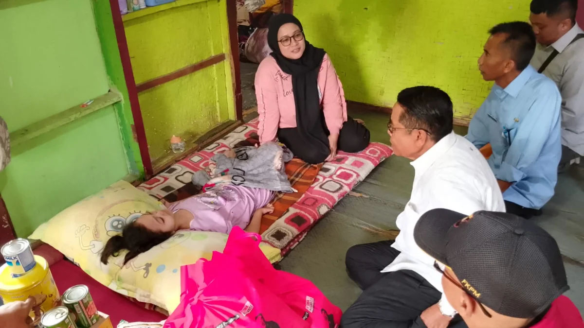 H. Memo Hermawan, Anggota DPRD Provinsi Jabar Fraksi PDI Perjuangan bersama Yudha Puja Turnawan, Anggota DPRD Garut Fraksi PDI Perjuangan dan juga kader DPC PDI Perjuangan Garut juga Kabid Rehabsos Dinsos Garut mengunjungi Kheysa bocah 12 tahun penyandang disabilitas