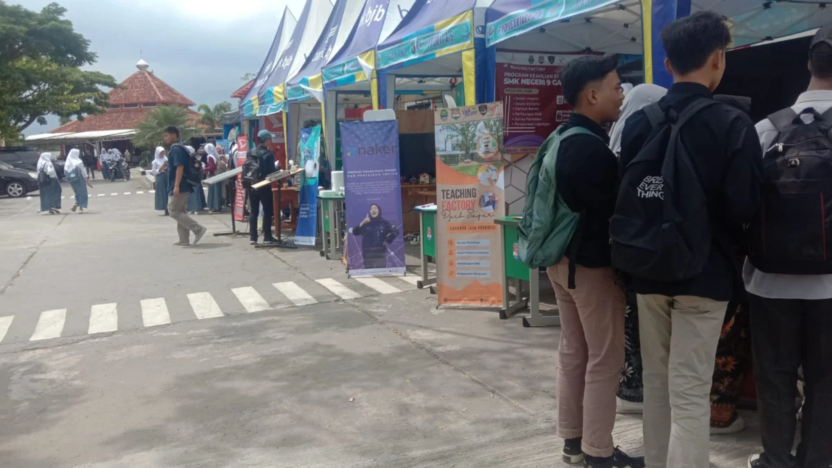 Stan perusahaan yang mengikuti Job Fair di SMKN 9 Garut.