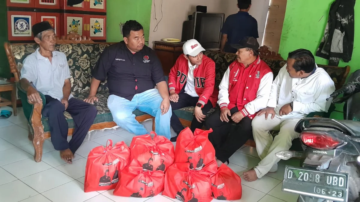 Yudha Puja Turnawan Menengok Keluarga Nandang, Korban Kebakaran di Desa Cikajang