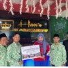 Pengelola Han's Karaoke TV Garut menyerahkan bantuan kemanusiaan untuk Gaza Palestina melalui Baznas Garut