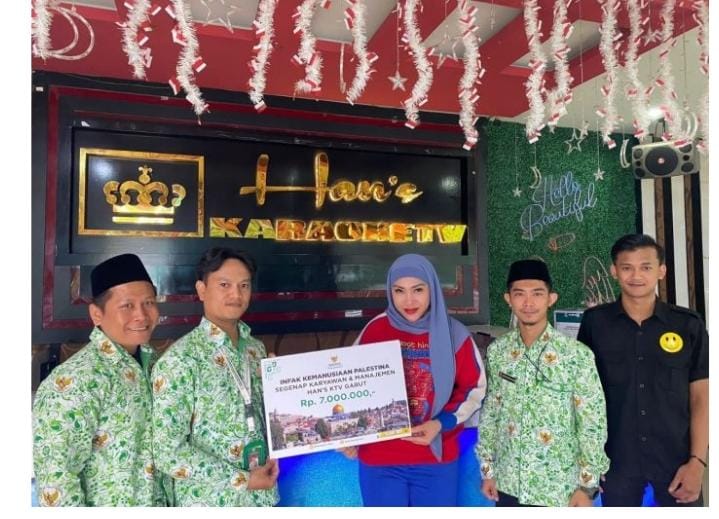 Pengelola Han's Karaoke TV Garut menyerahkan bantuan kemanusiaan untuk Gaza Palestina melalui Baznas Garut