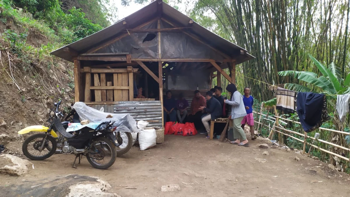 Esih dan keluarga tinggal di bekas kandang domba