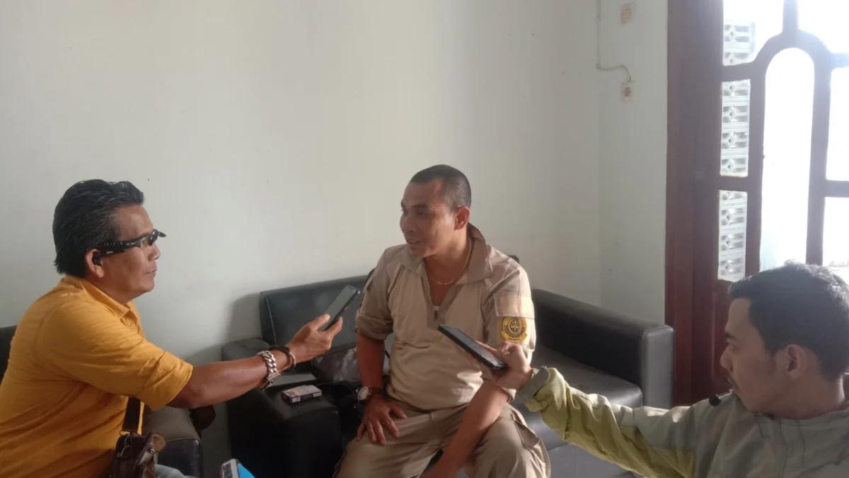 Mallau SH MH diwawancarai awak media di kantor Radar Garut