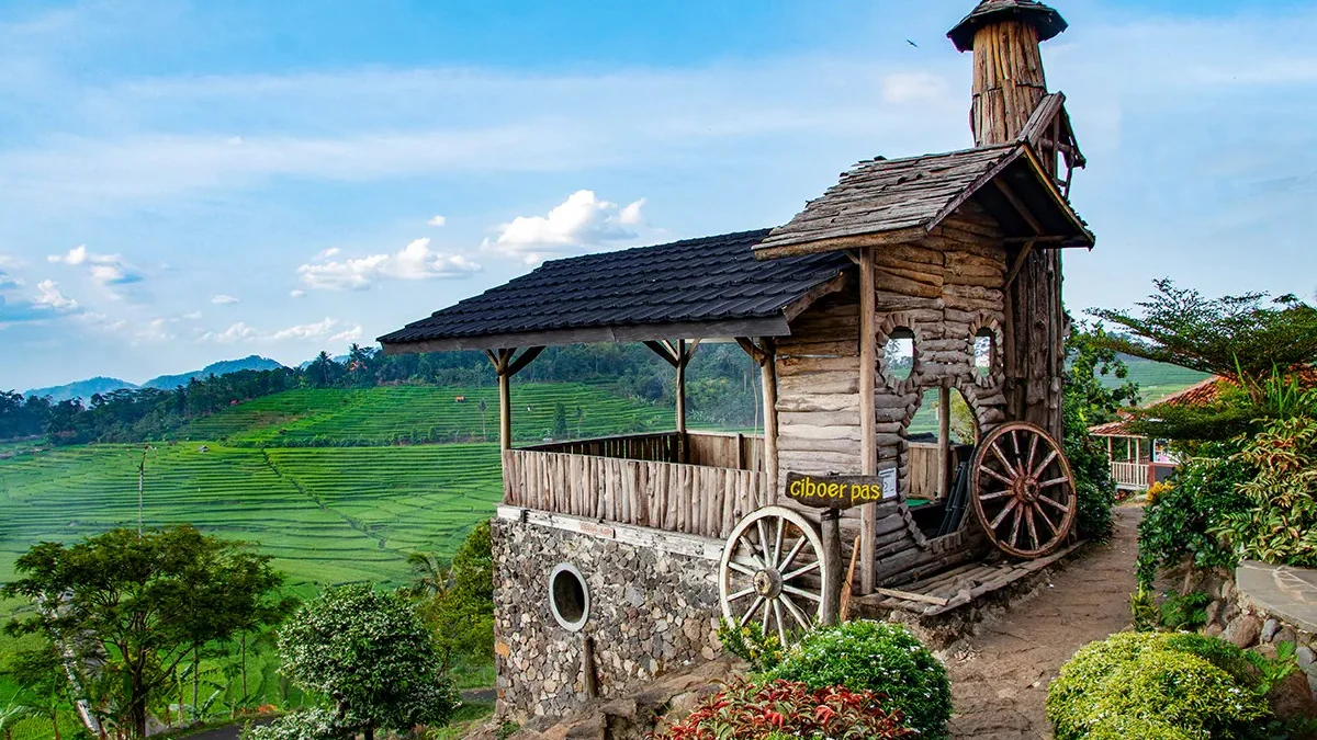 Wisatawan bisa melihat momen matahari terbit berlatar Gunung Ciremai di Desa Bantaragung di Kabupaten Majalengka.