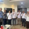 SINERGI DEMI BANGSA: Deputi Bidang Pengendalian Penduduk, Badan Kependudukan dan Keluarga Berencana Nasional (BKKBN), Bonivasius Prasetya Ichtiarto (ketiga dari kiri) saat menerima jajaran direksi Disway Group, Senin, 20 November 2023., di Jakarta. (ist)