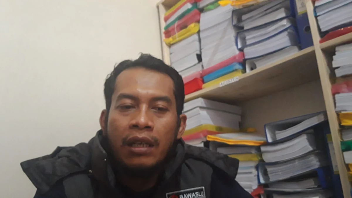 Ketua Bawaslu Garut, Ahmad Nurul Syahid Saat diwawancarai Oleh Sejumlah Awak Media, di Kantor Bawaslu, Jalan Rancabango, Kwcamatan Tarogong Kaler, Kabupaten Garut, Selasa 28 November 2023.