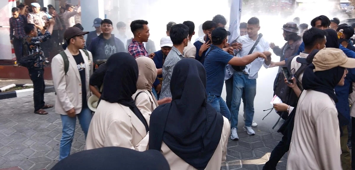 Aksi Aliansi BEM Garut di Gedung DPRD Berakhir Ricuh