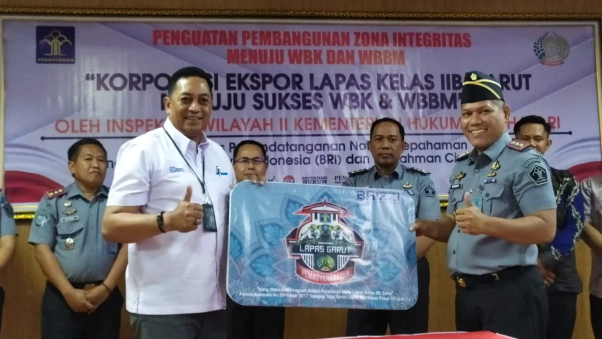 Kepala Lapas Kelas IIB Garut, Rusdedy, A. MD. IP., SH., M.Si foto bersama dengan kepala cabang BRI Garut setelah penandatanganan kerjasama