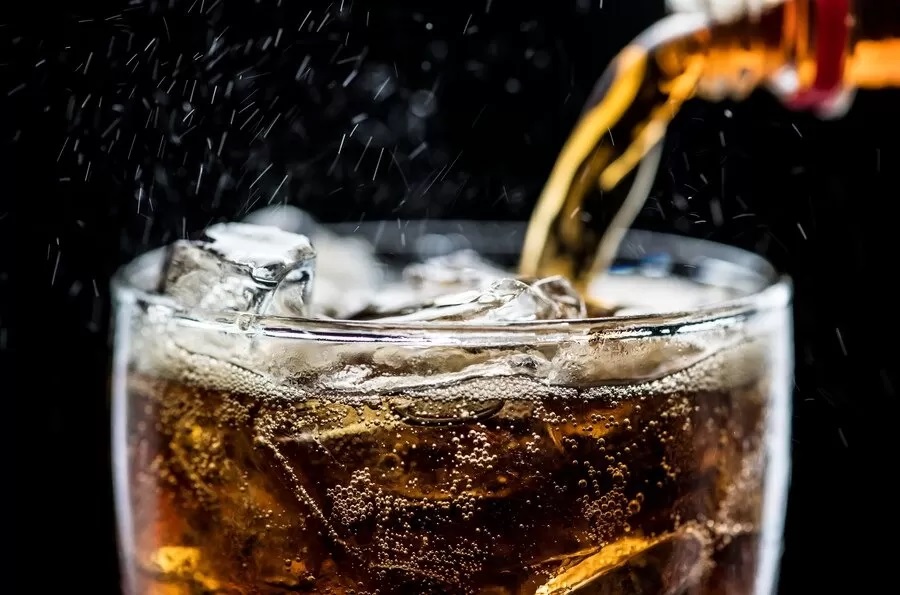 Mengungkap Risiko Minum Soda di Malam Hari, Meningkatkan Kebiasaan Buruk dan Kesehatan yang Terpengaruh