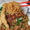 Mie Ayam Garut Terenak, Nikmati Kelezatan Tradisi di Setiap Suapan!