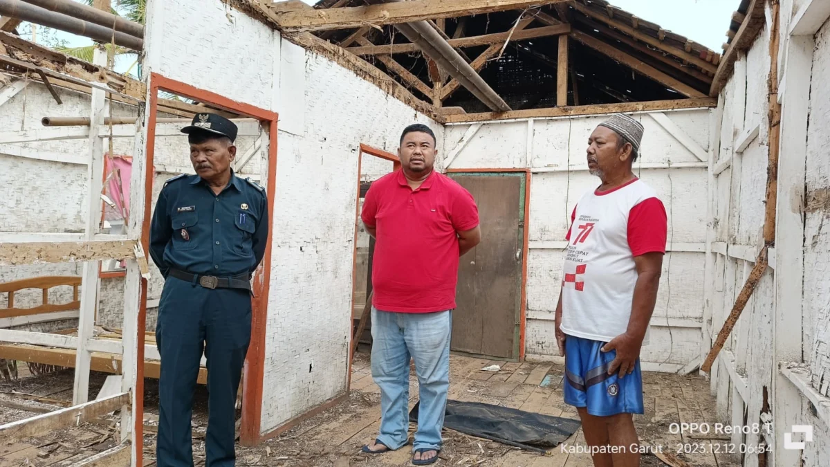 Rumah Agus Nyaris Ambruk, Memo Hermawan Dewan Provinsi Bersama Yudha Legislator Garut Berikan Bantuan Yudha Puja Turnawan mengunjungi rumah Agus Apandi
