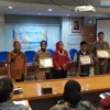 Susi Sabion (tengah) Ketua Kelompok Masyarakat Peduli Perlindungan Anak ( KMPPA ) Kabupaten Garut saat menggelar rapat koordinasi (rakor) kelembagaan penyelenggaraan perlindungan anak di gedung Setda Kabupaten Garut, Jumat 8 Desember 2023.