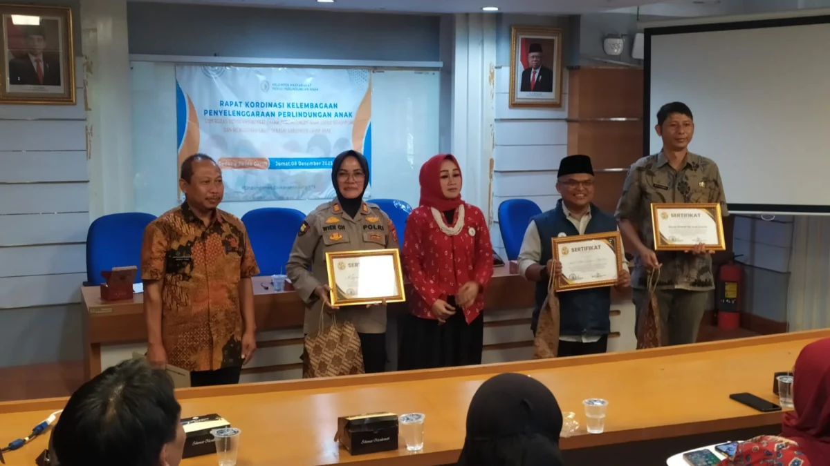 Susi Sabion (tengah) Ketua Kelompok Masyarakat Peduli Perlindungan Anak ( KMPPA ) Kabupaten Garut saat menggelar rapat koordinasi (rakor) kelembagaan penyelenggaraan perlindungan anak di gedung Setda Kabupaten Garut, Jumat 8 Desember 2023.